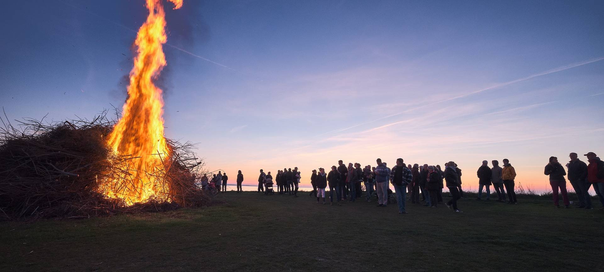 KREIS: Startklar für die Osterfeuer