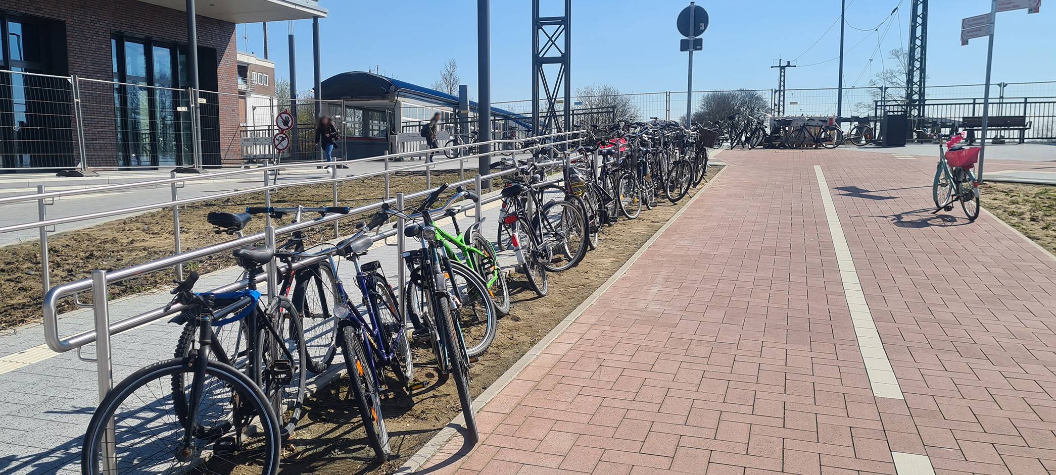 DÜLMEN: Wild geparkte Fahrräder am Bahnhof