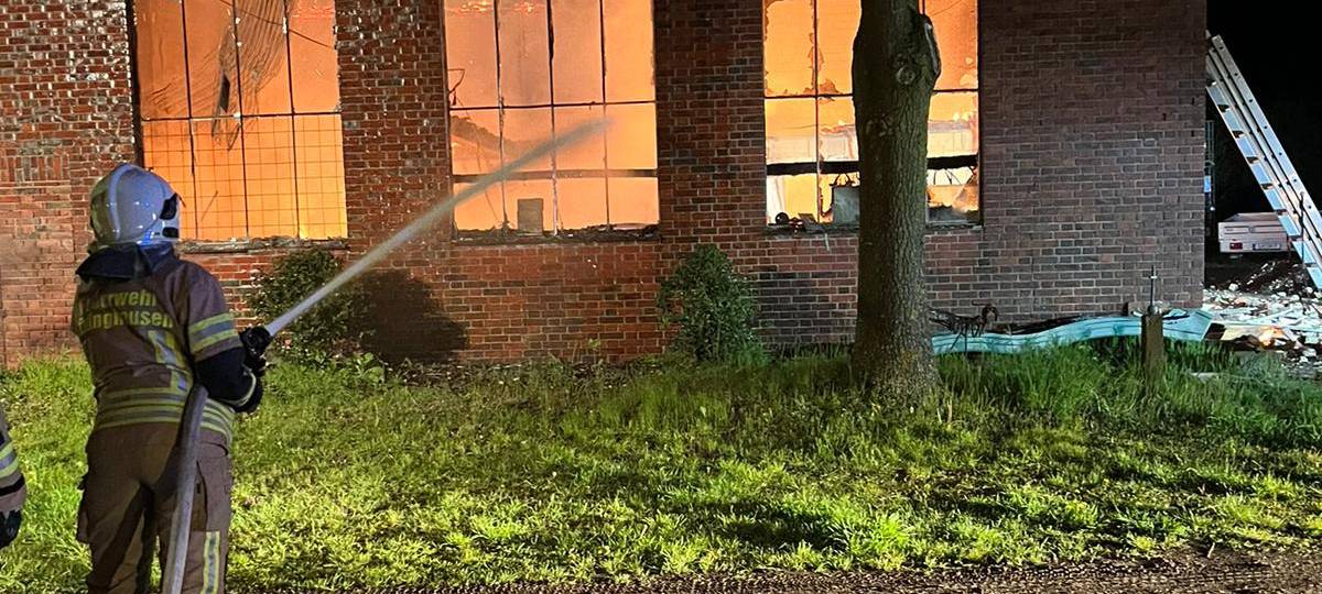 WESTRUP: Scheunenbrand - Ursachensuche dauert an