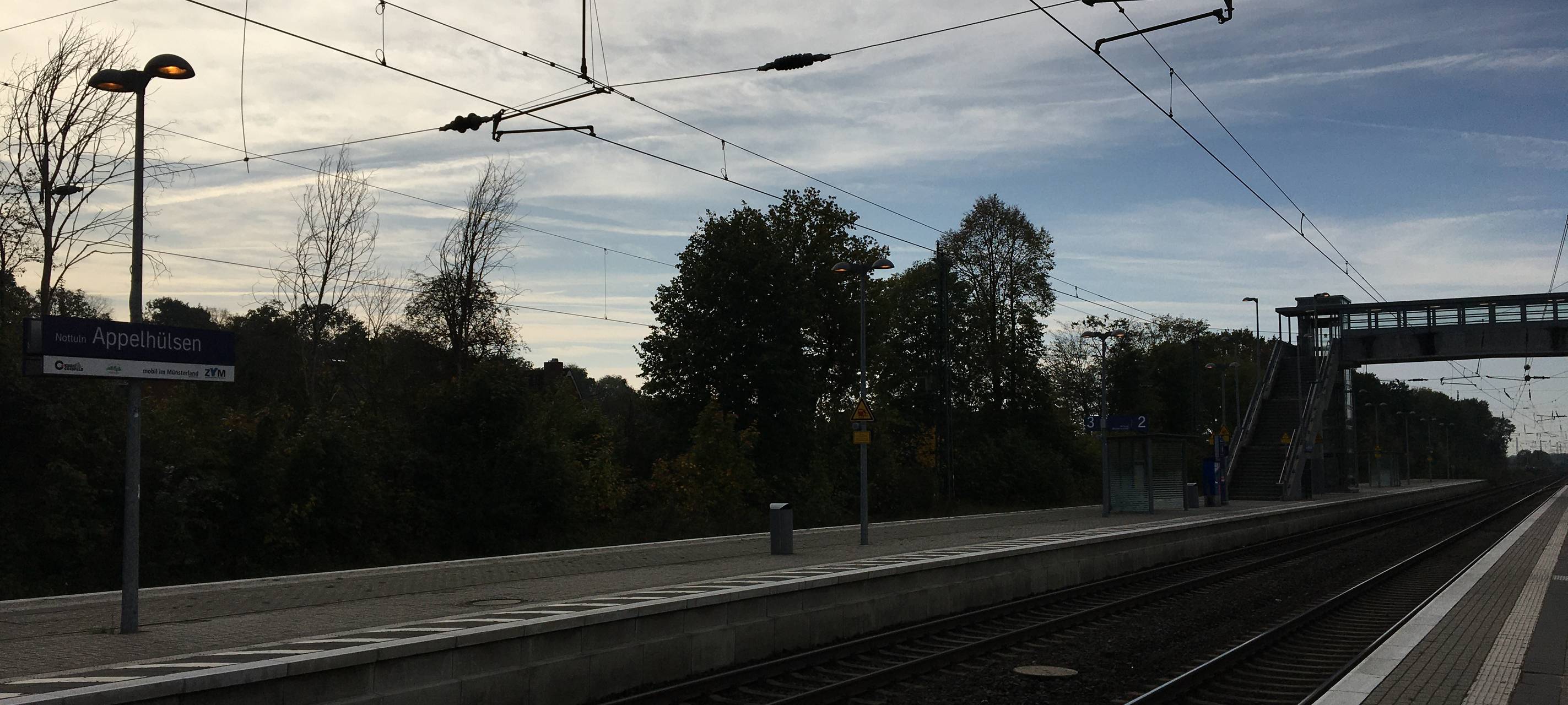 APPELHÜLSEN: Warten auf Bahnunterführung