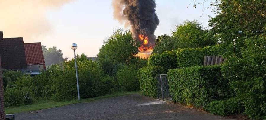 LETTE: Lagerhalle brennt