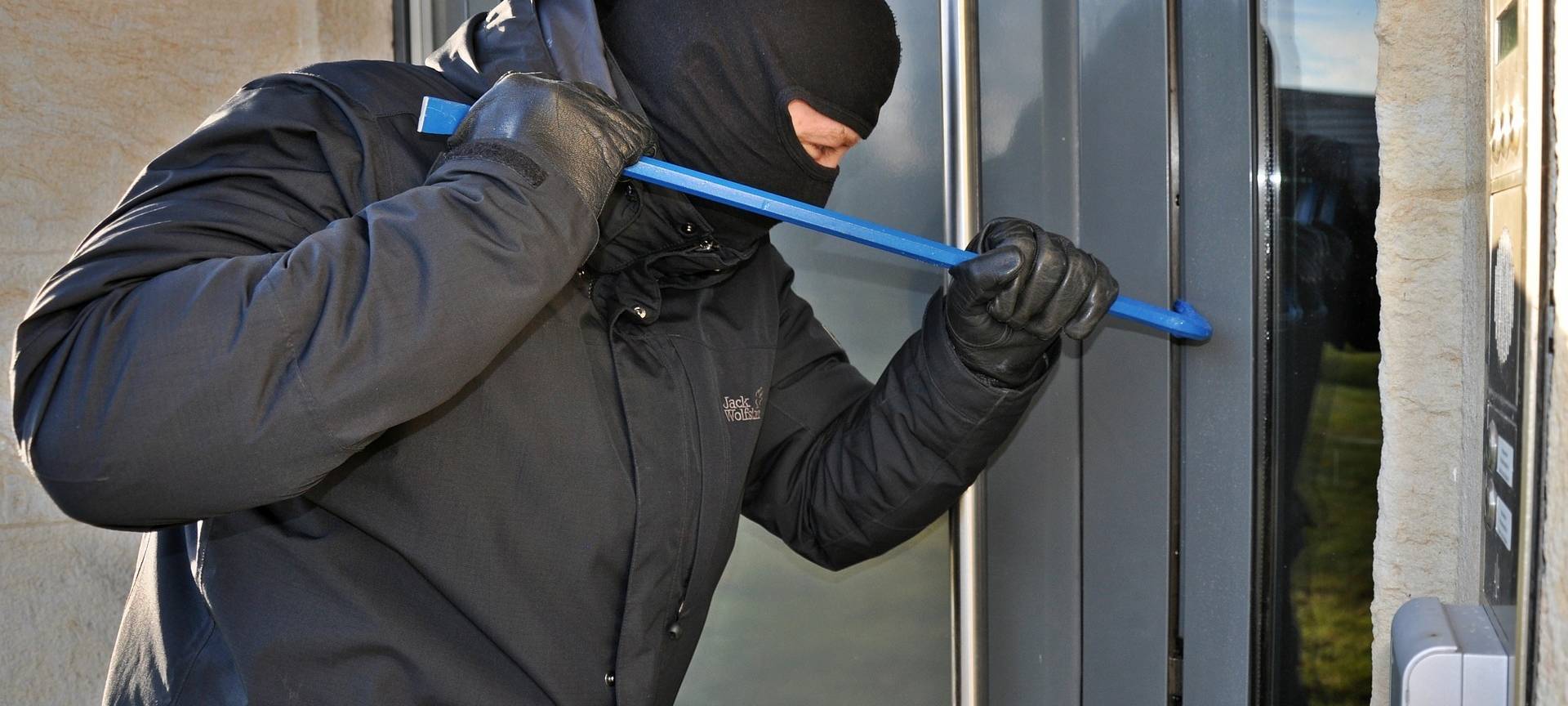 MERFELD: Bewohner überrascht Einbrecher