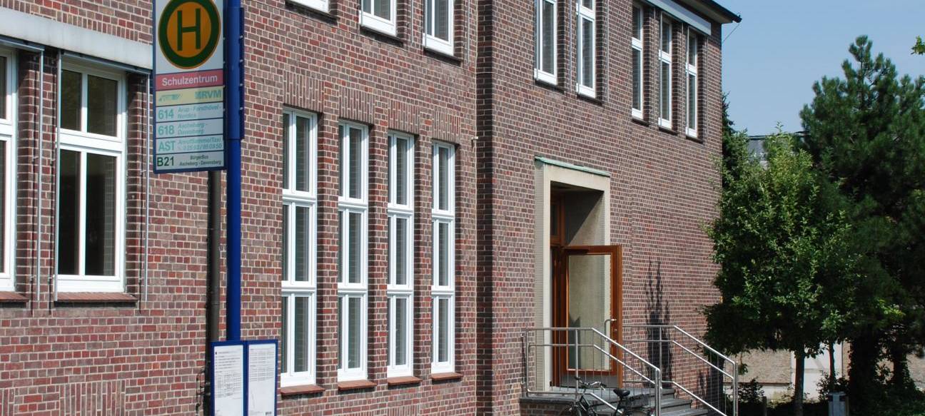 HERBERN: Schulgebäude aus Containern