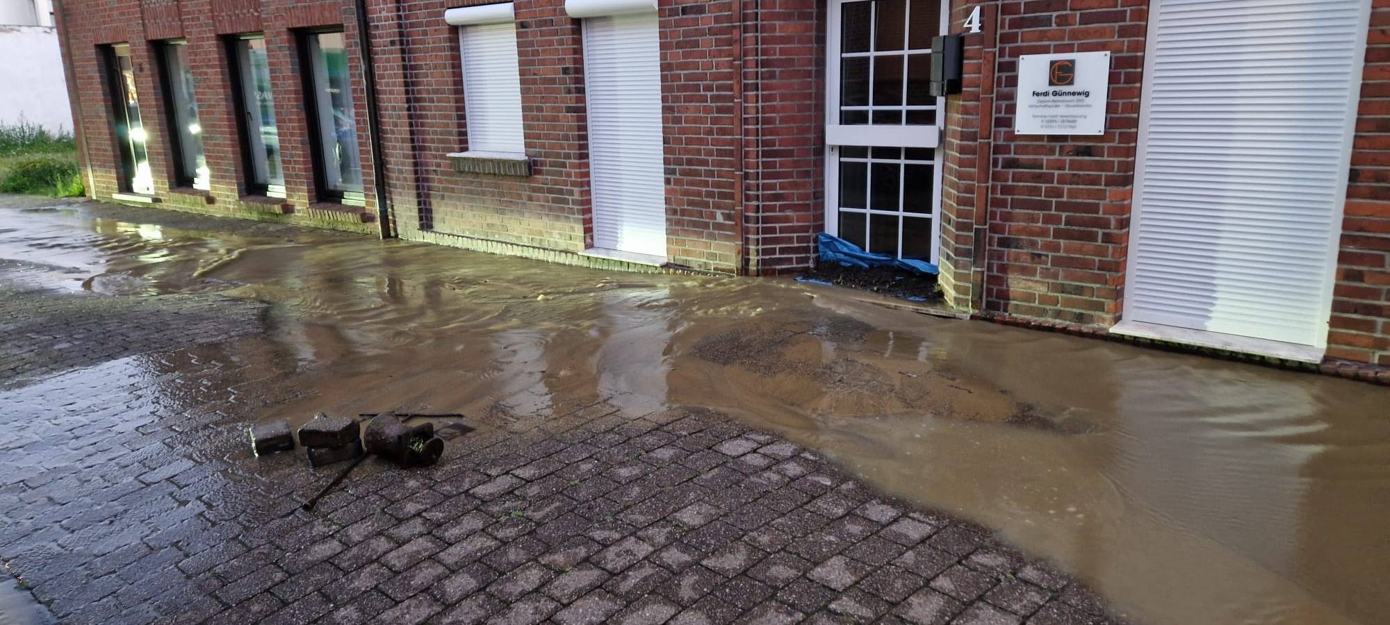 OLFEN: Wasserrohrbruch