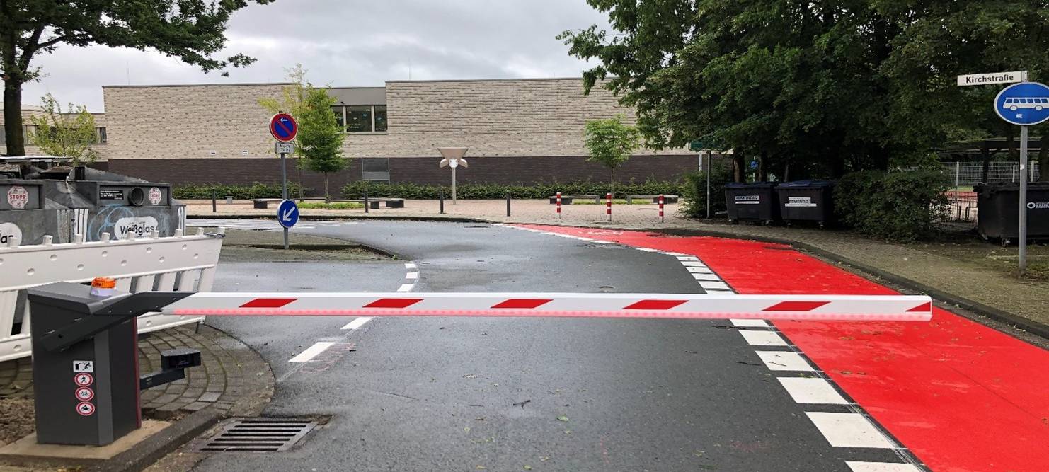 OLFEN: Schranke an der Grundschule geht in Betrieb