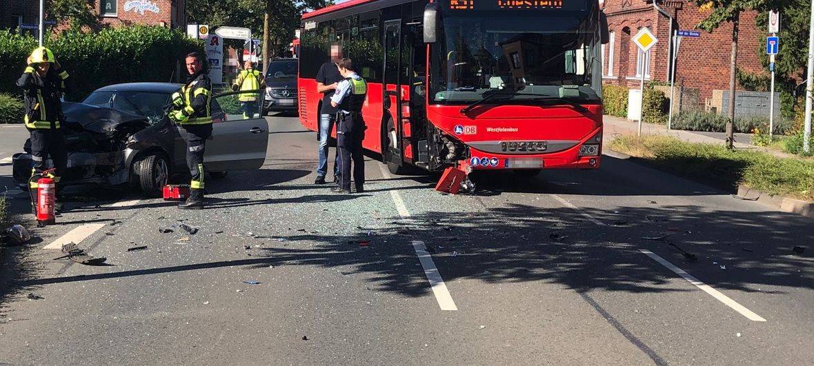COESFELD: Unfall mit Bus und Auto