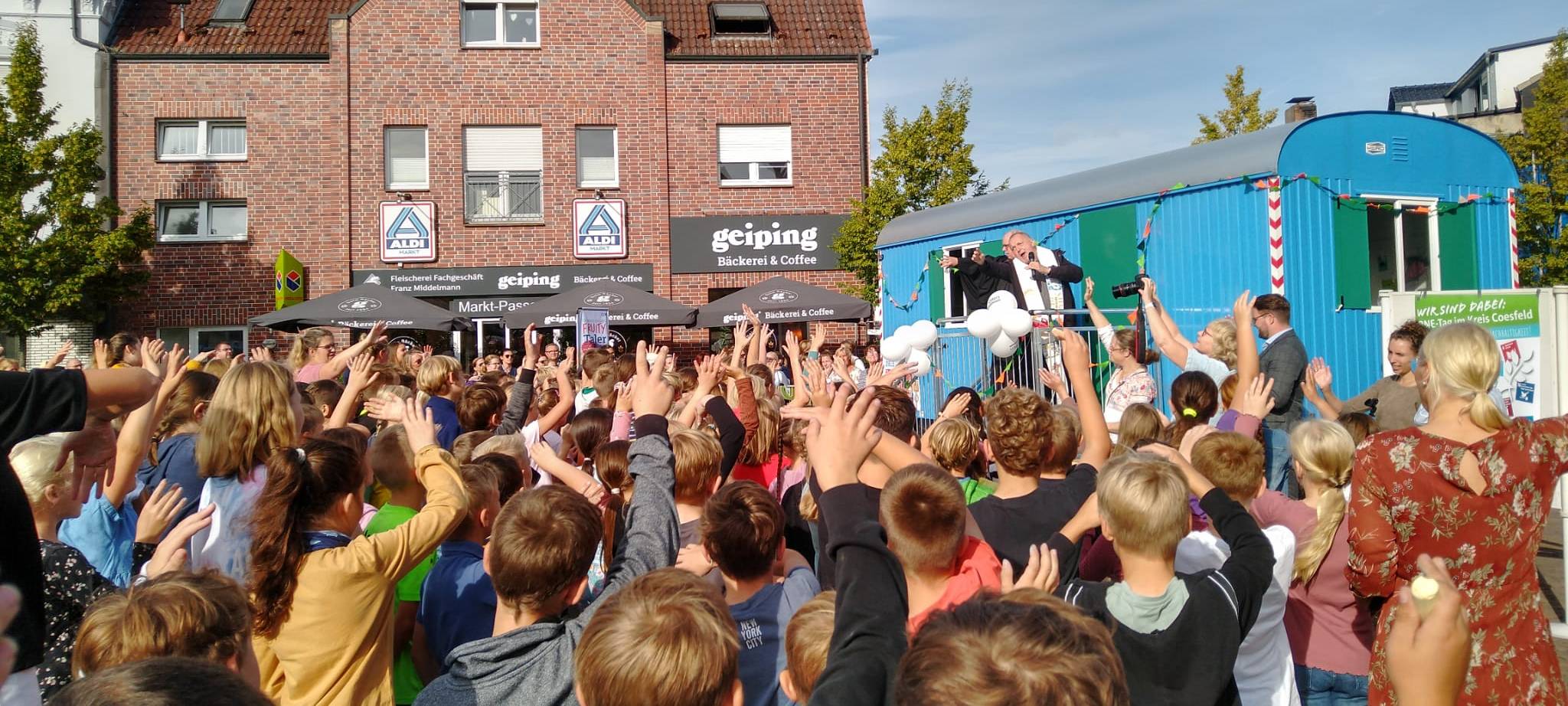 Kinder begrüßen Umwelt-Bauwagen