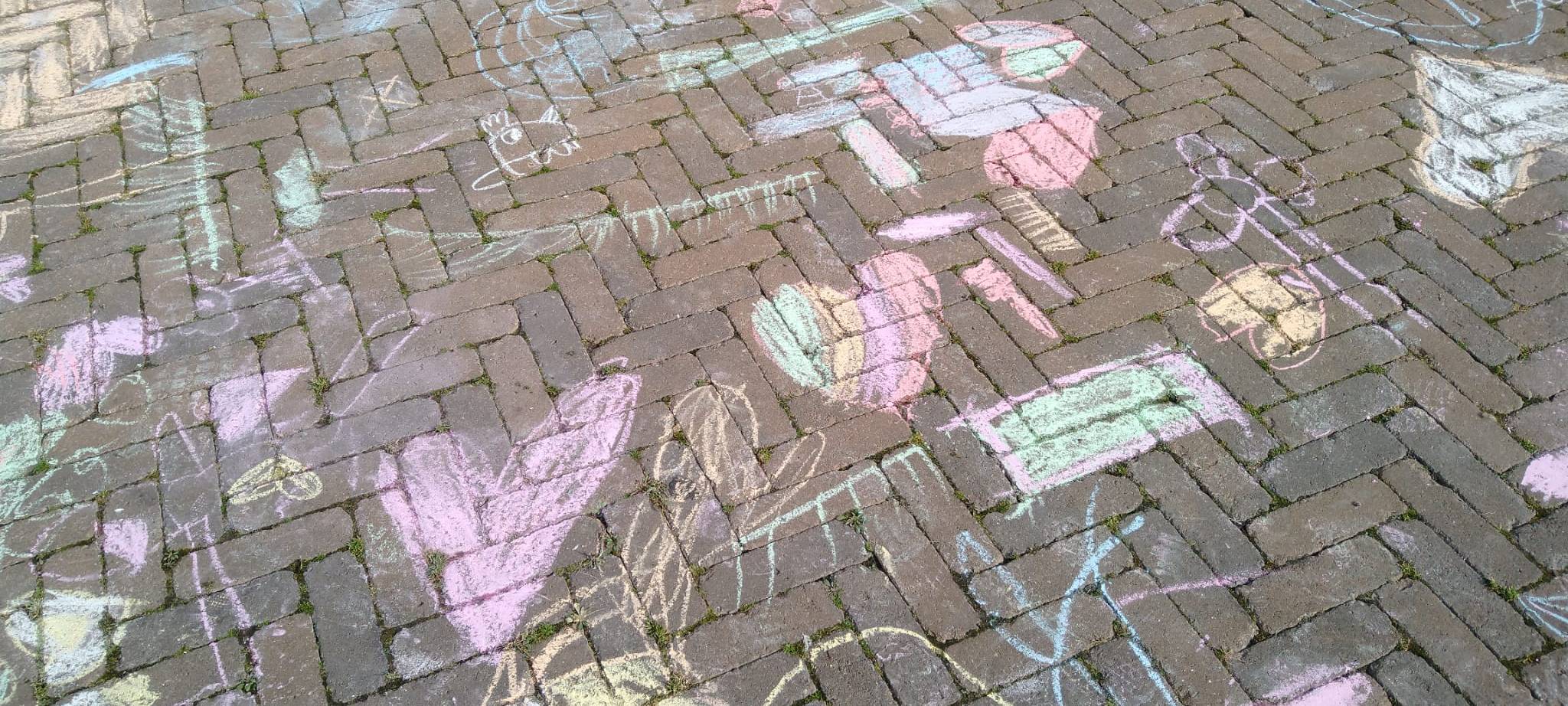 Kinder begrüßen Umwelt-Bauwagen