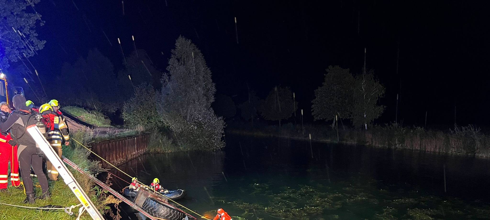 HIDDINGSEL: Radlader im Kanal