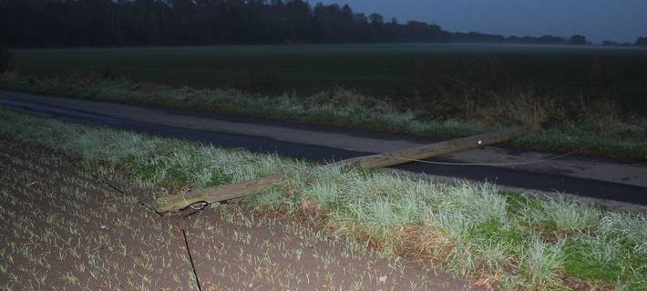 DAVENSBERG: LKW fährt Mast um