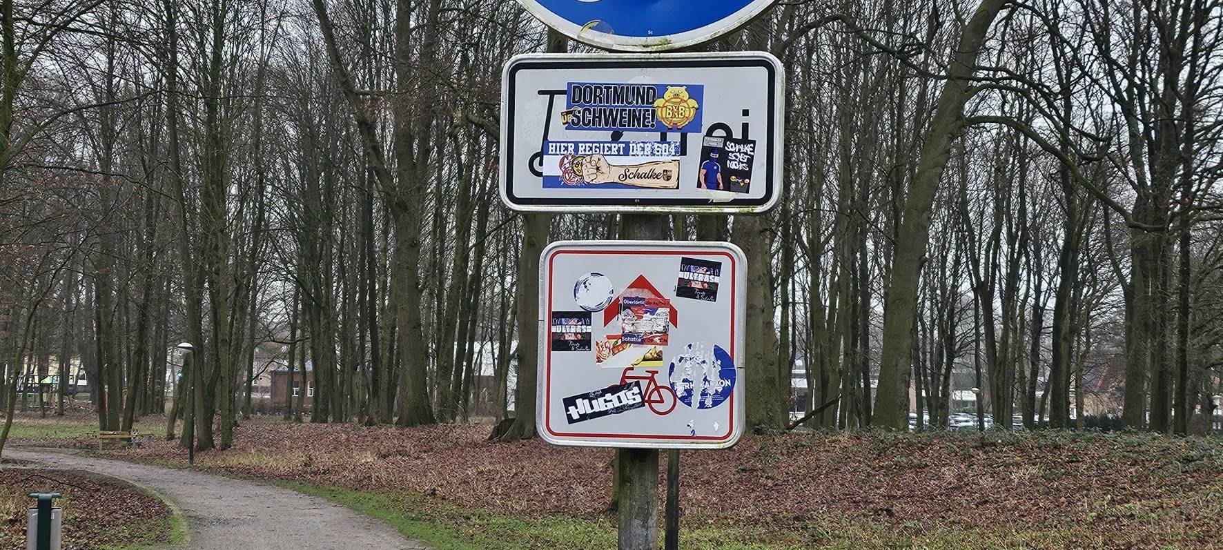 DÜLMEN: Ärger über zugeklebte Schilder