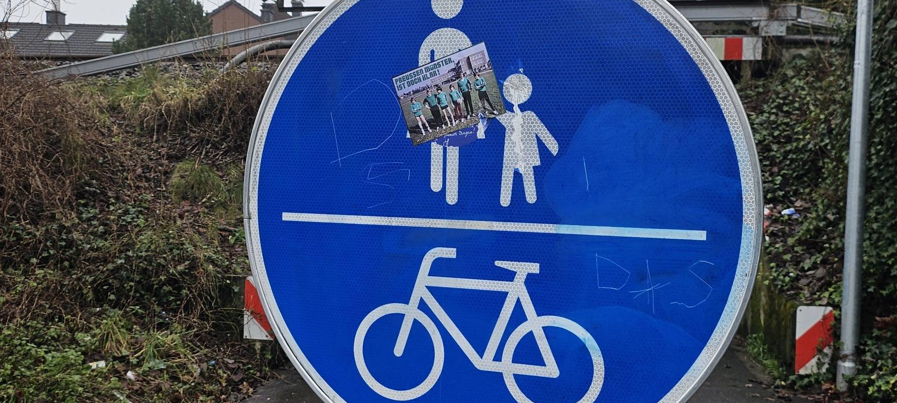 DÜLMEN: Ärger über zugeklebte Schilder