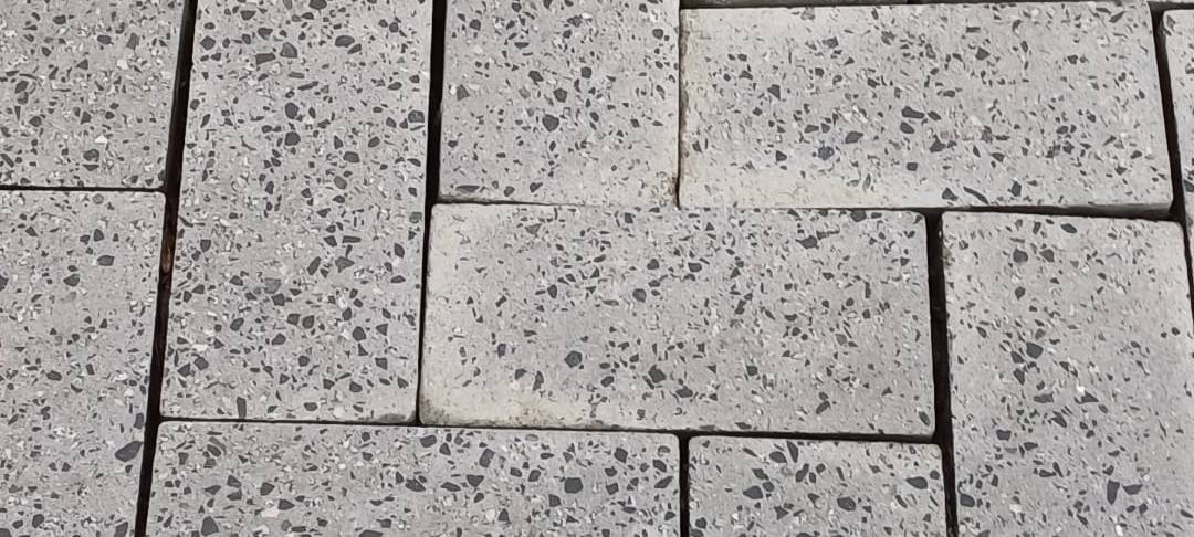 DÜLMEN: Abgesenktes Pflaster am Bahnhof
