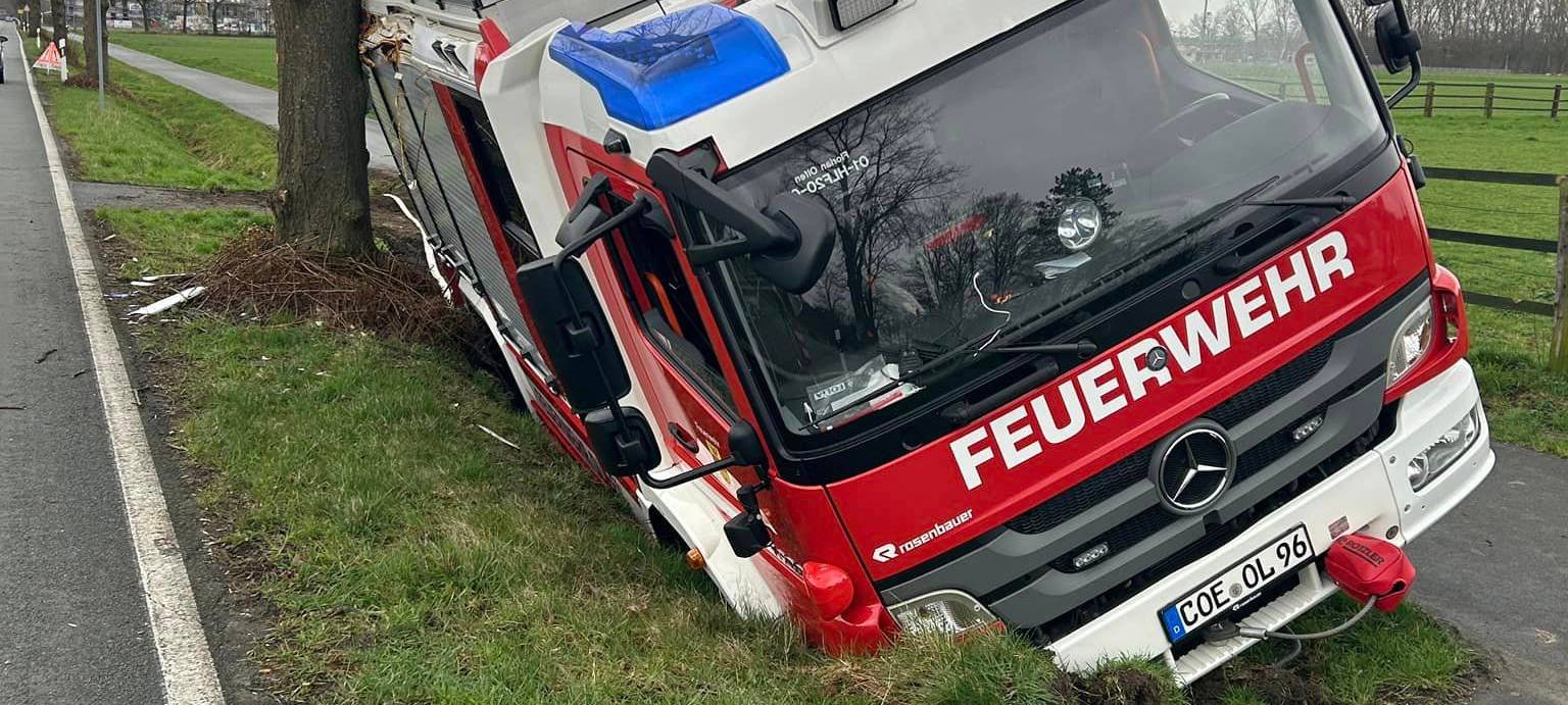 Feuerwehrwagen im Graben