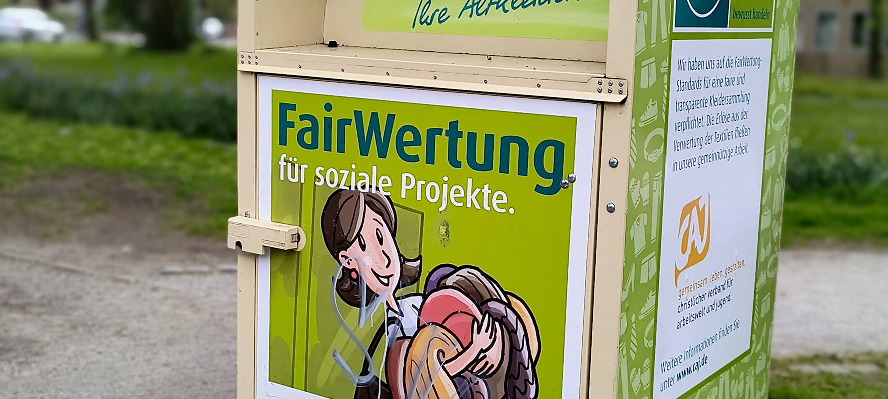 DÜLMEN: Altkleidersäcke vor Containern