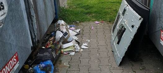 NOTTULN: Müll-Schandfleck am Glascontainer