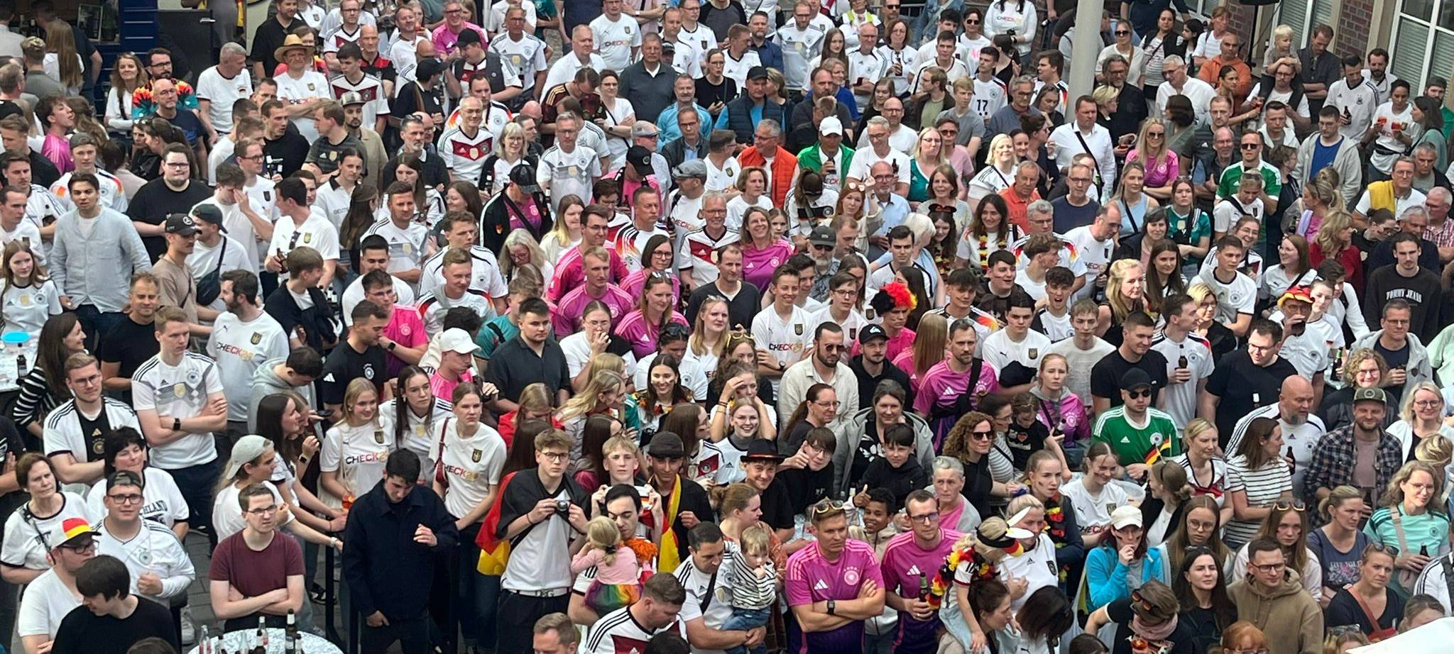 KREIS: Fußball-Fans feiern friedlich
