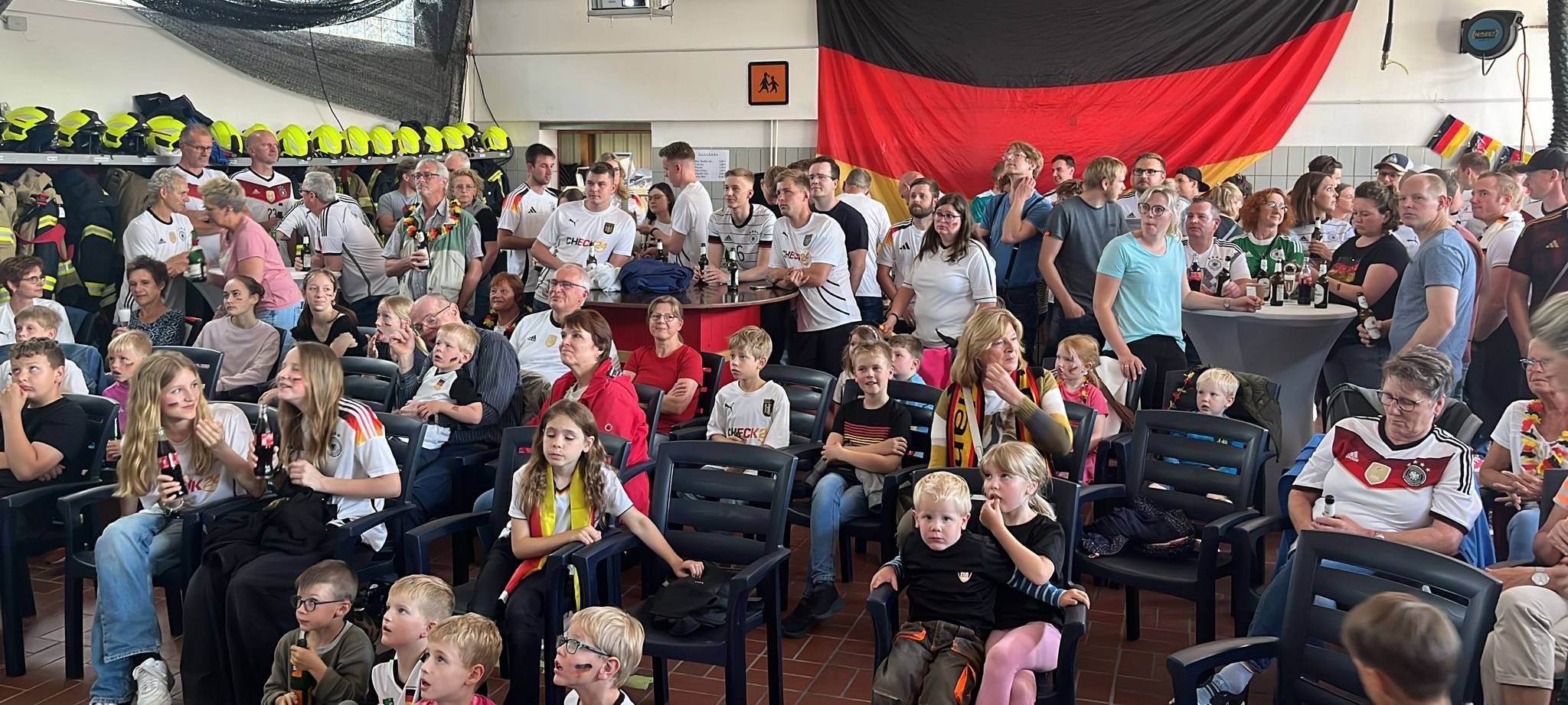 KREIS: Fußball-Fans feiern friedlich