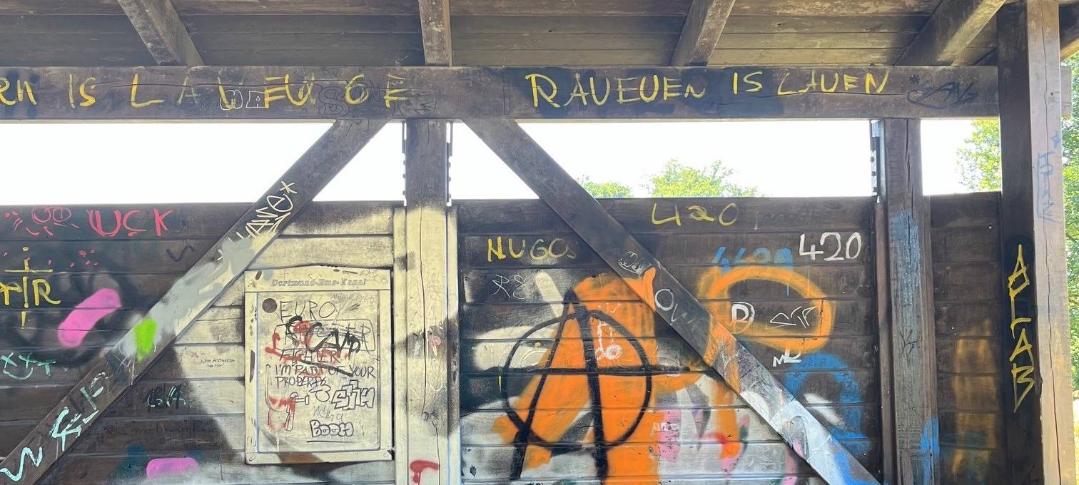OLFEN: Vandalen beschmieren Wetterhütte