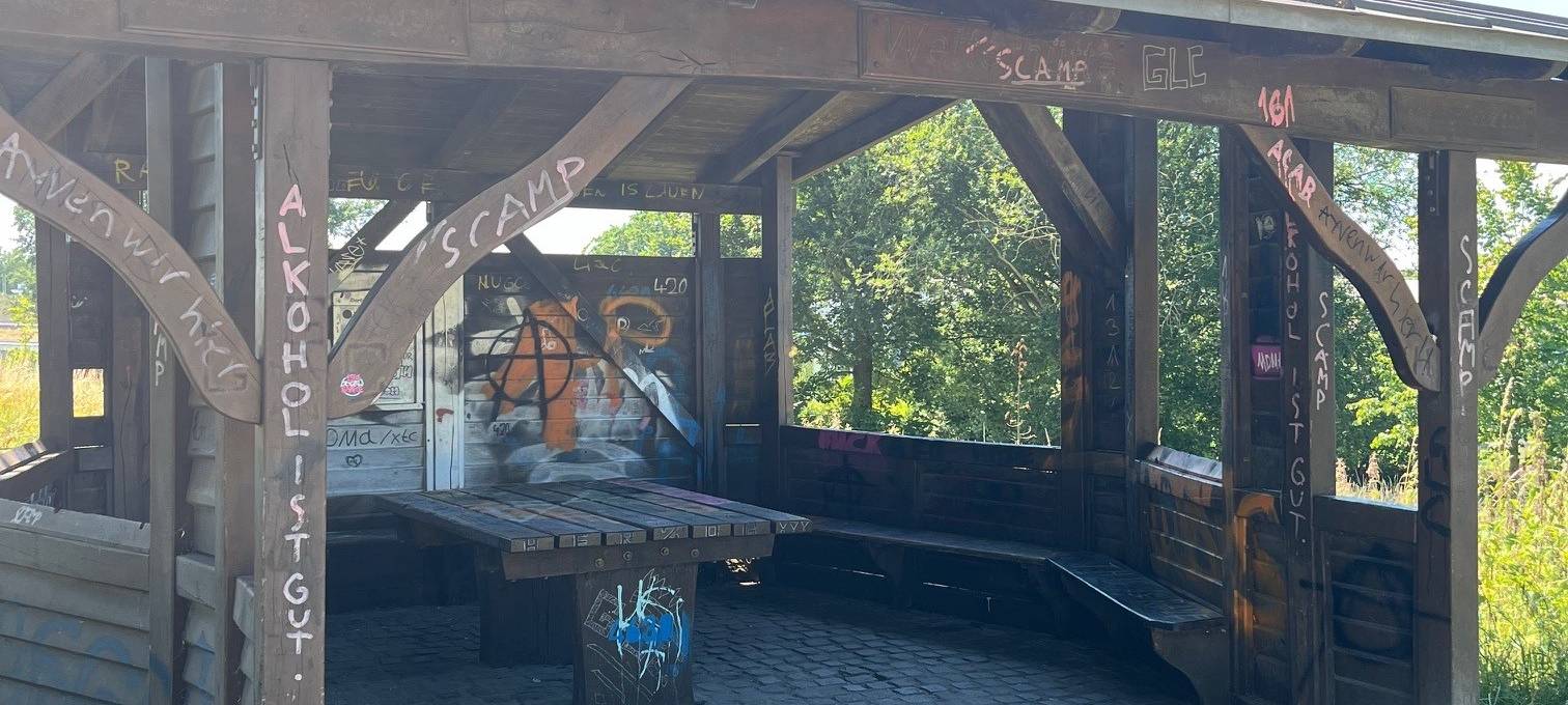 OLFEN: Vandalen beschmieren Wetterhütte