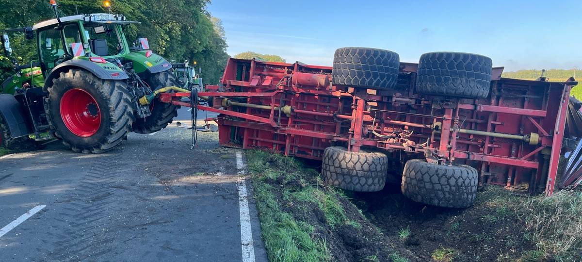 HAVIXBECK: Trecker-Anhängerkippt um