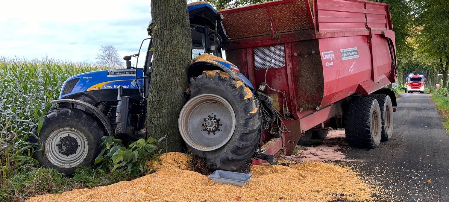 MERFELD: Trecker vor Baum