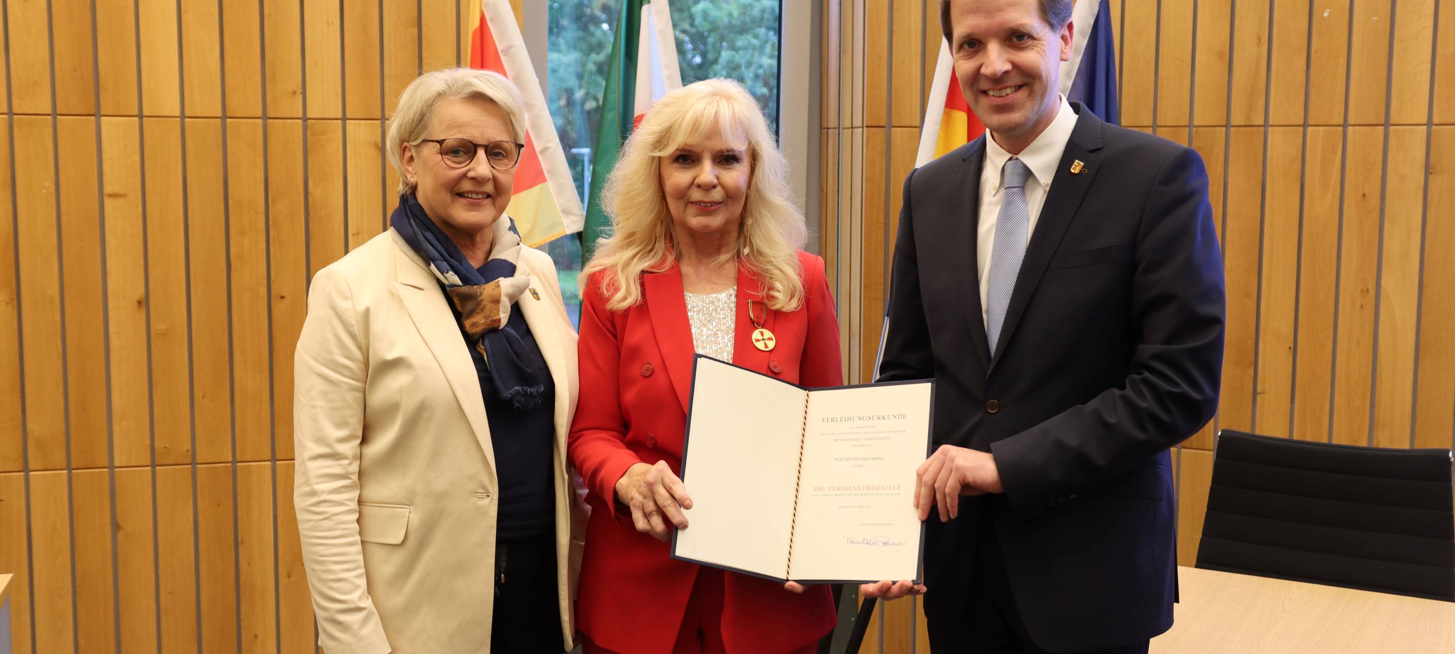 DÜLMEN: Verdienstorden für Hildegard Mang