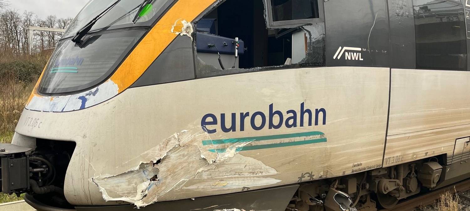 MÜNSTER: Bagger prallt in Zug
