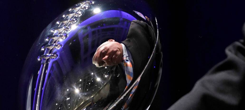 Joe Persichini Jr., Sicherheitsbeauftragter der NFL, spiegelt sich in der Vince Lombardi Trophy