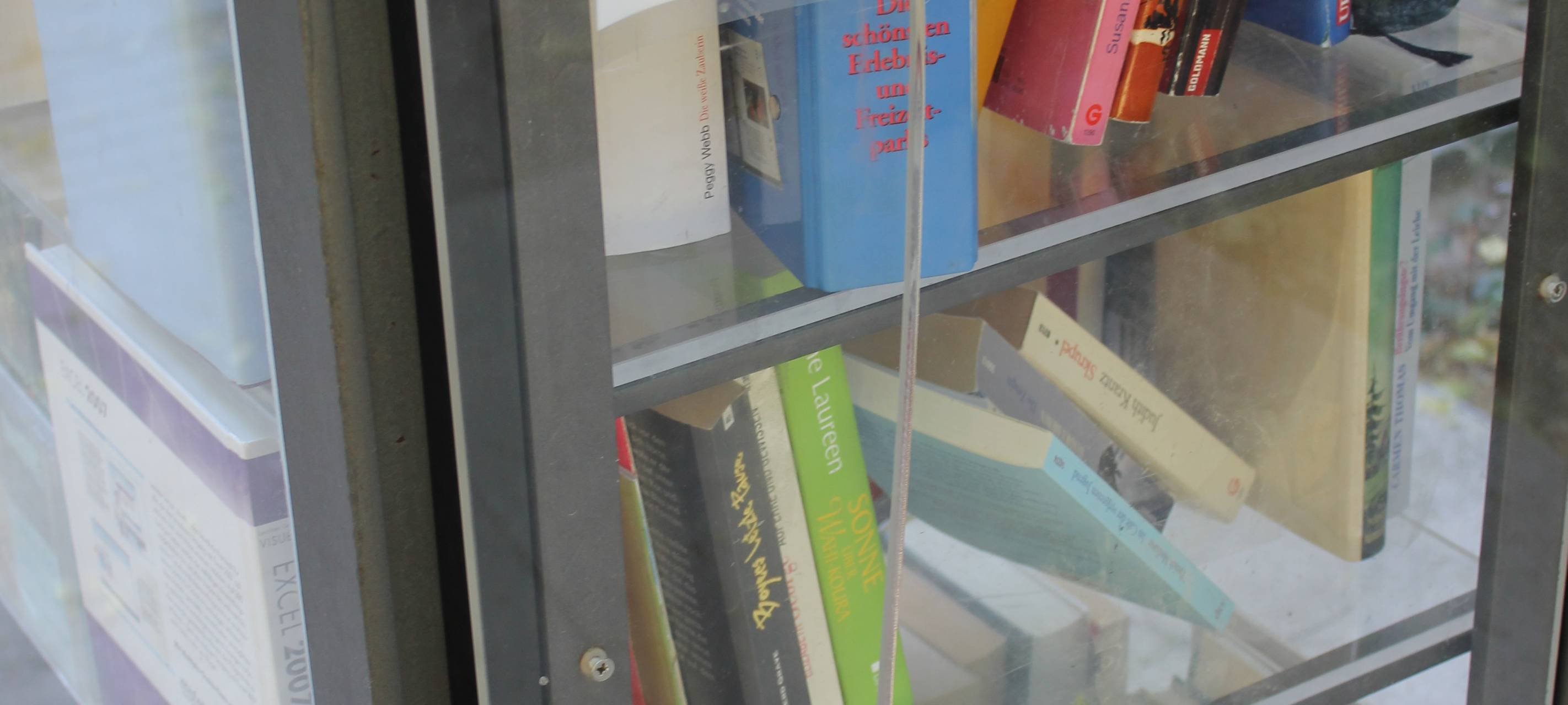 COESFELD: Bücherschrank unversehrt