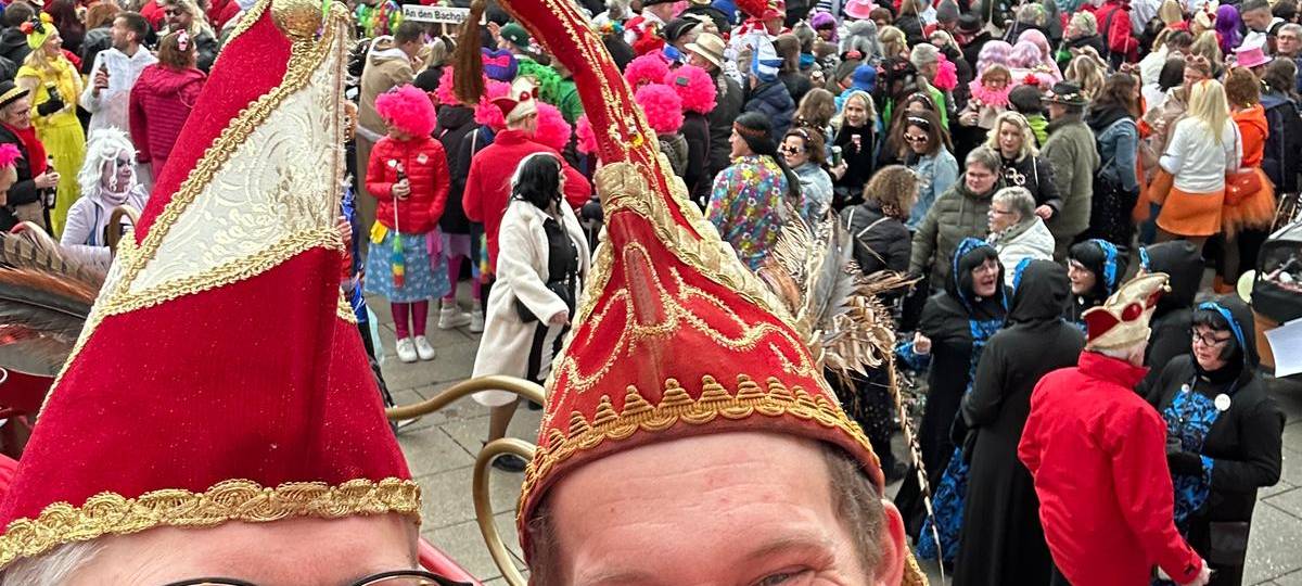 GESCHER: 9500 beim Straßenkarneval
