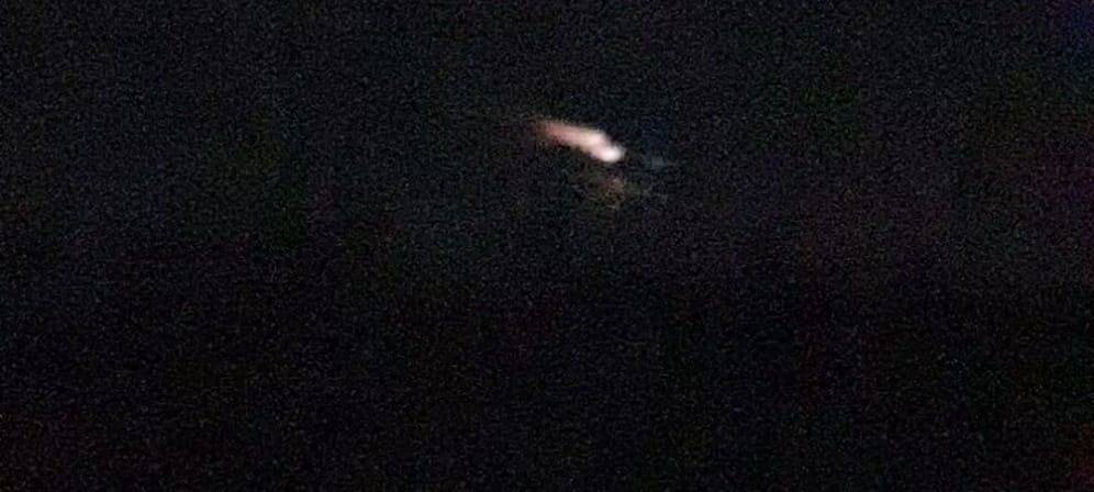 KREIS: Lichtstrahl am Nachthimmel