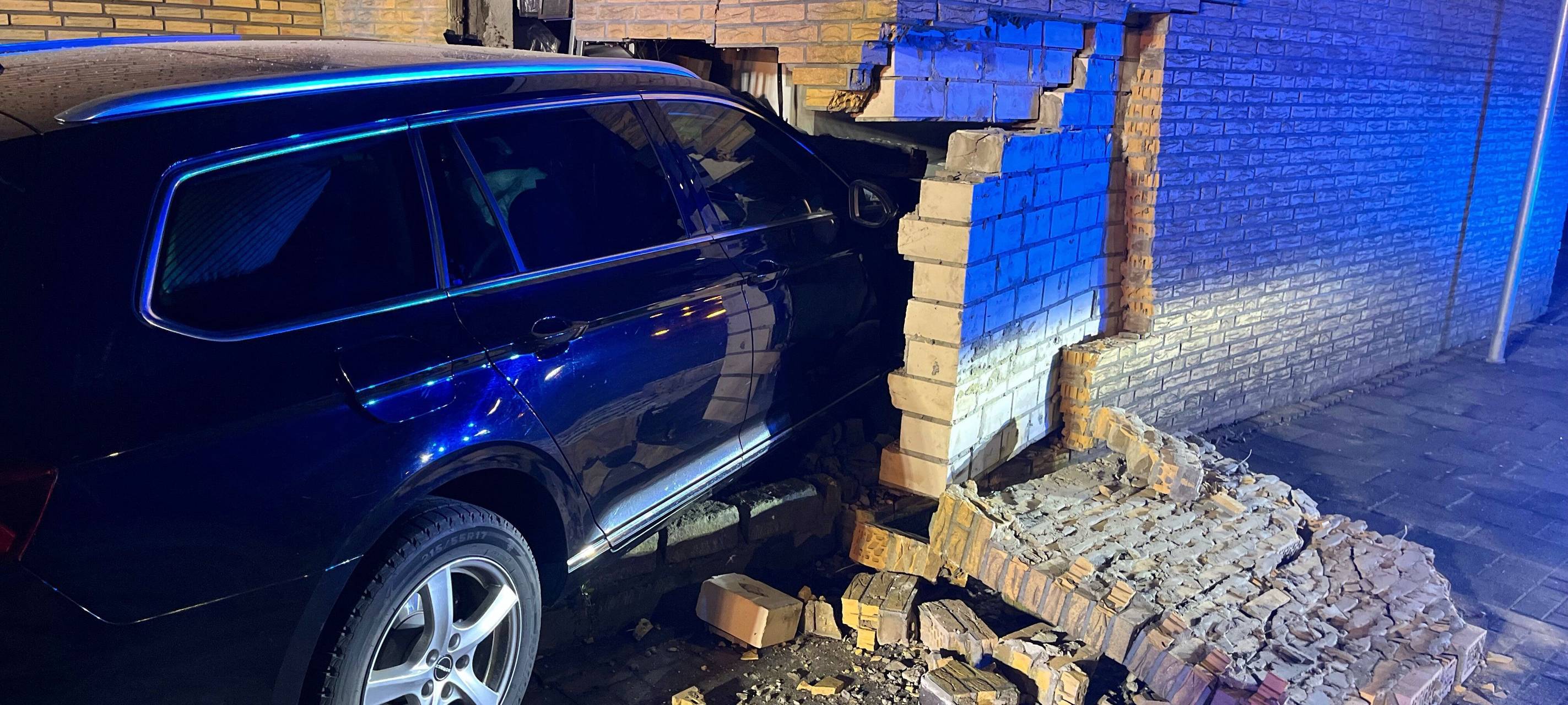DÜLMEN: Auto fährt in Garage