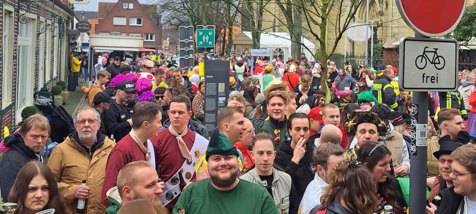 KARNEVALSUMZÜGE & PARTYS