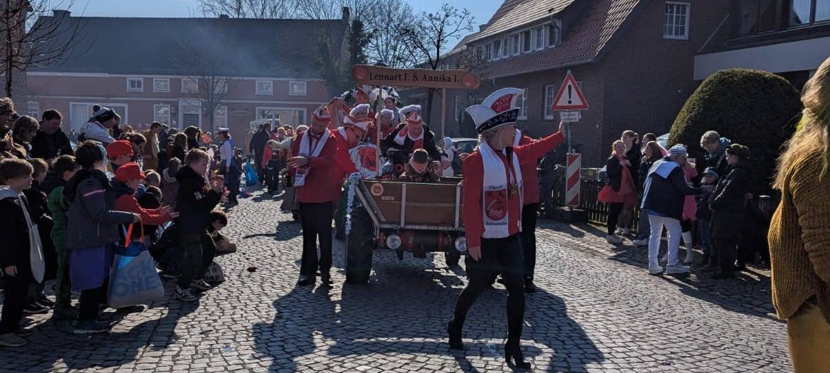 HOHENHOLTE: Fröhlicher Umzug