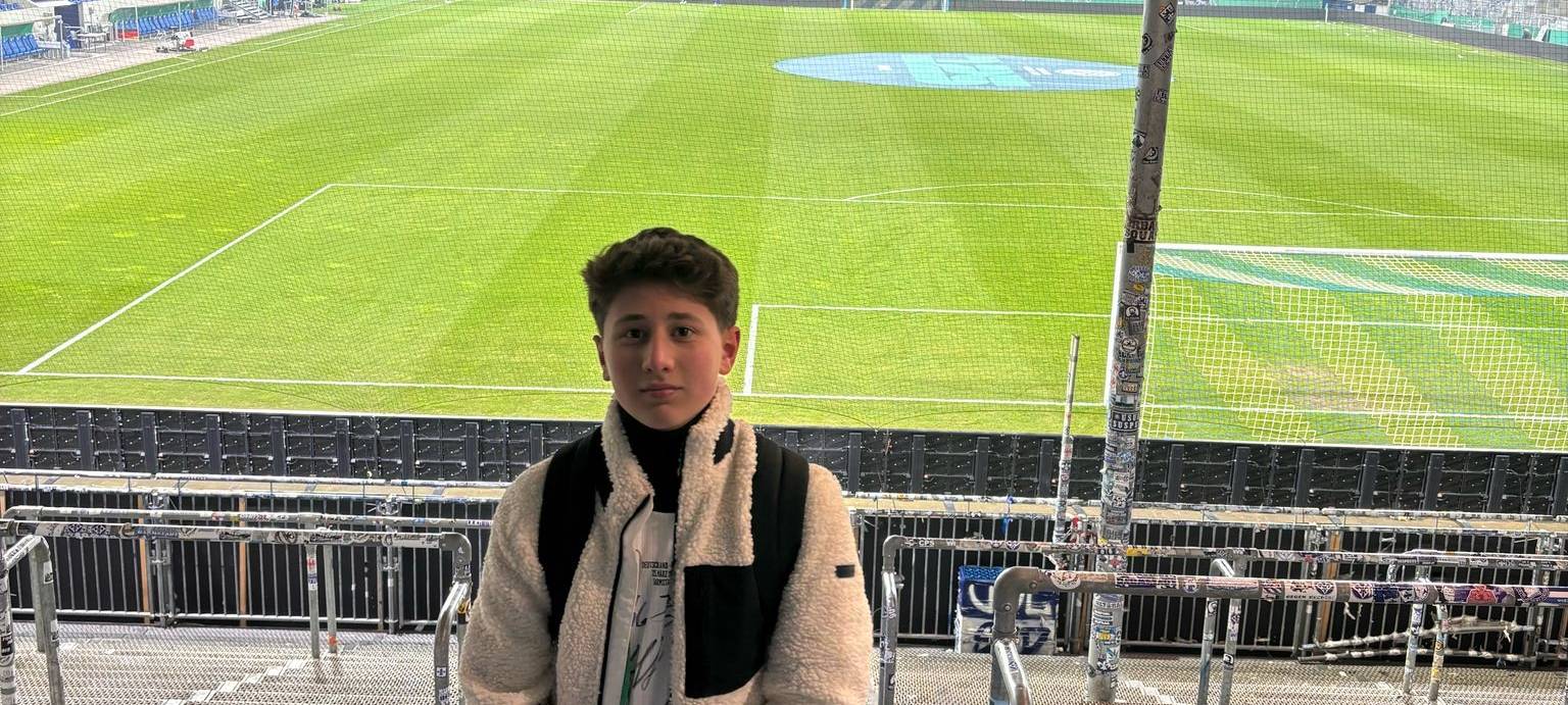 13-Jähriger singt Nationalhymne vor Fußballspiel
