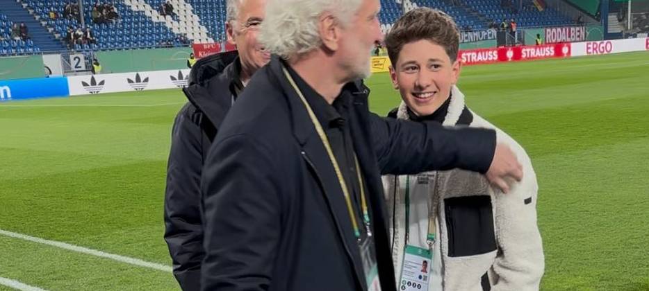 13-Jähriger singt Nationalhymne vor Fußballspiel