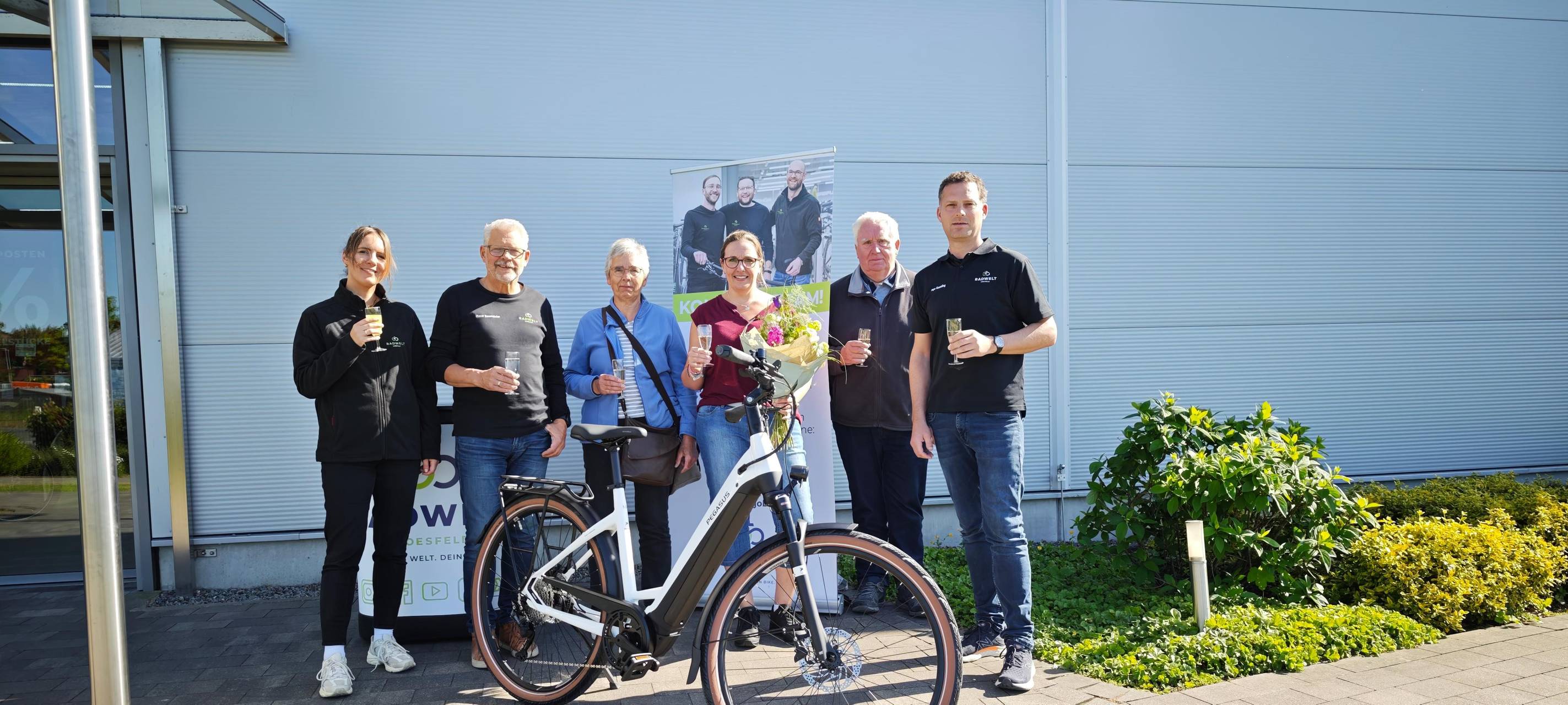 Sandra freut sich über E-Bike