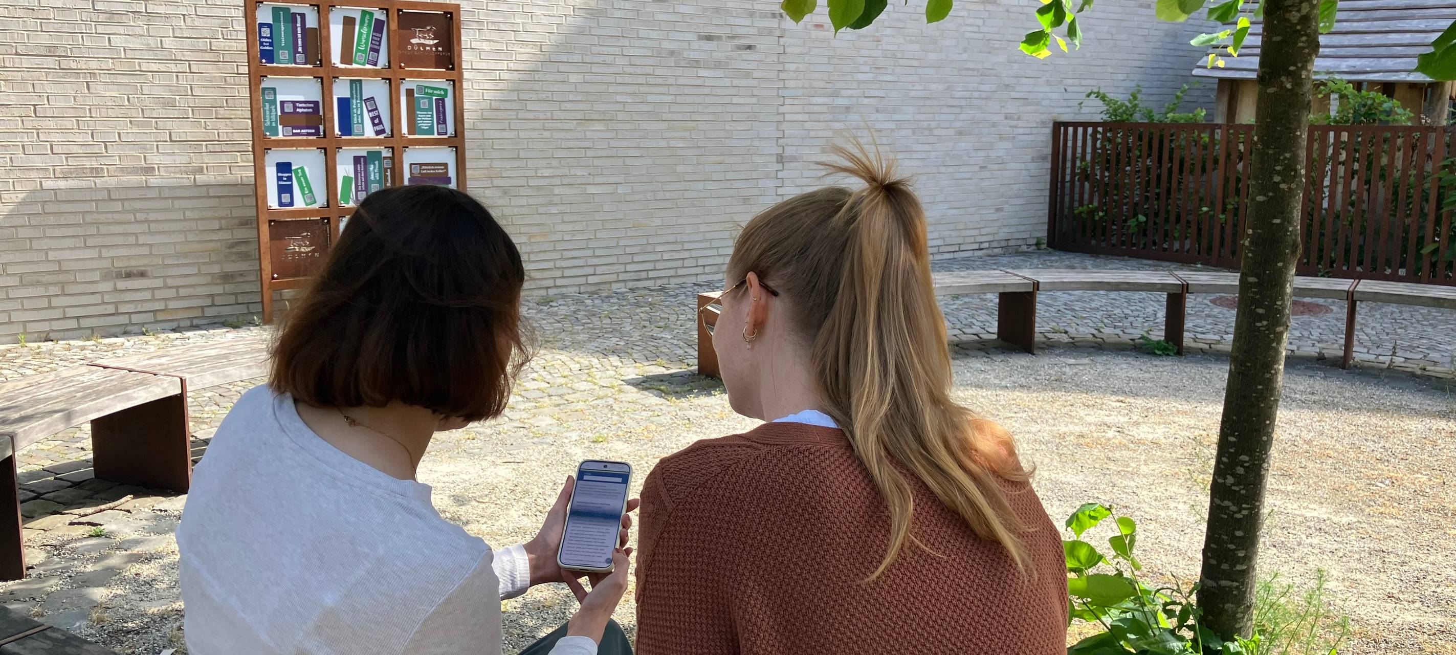 DÜLMEN: Digitales Bücherregal füllen