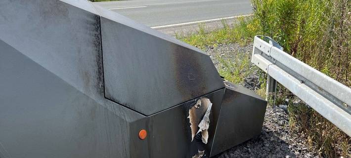 KREIS: Mobiler Blitzer angezündet