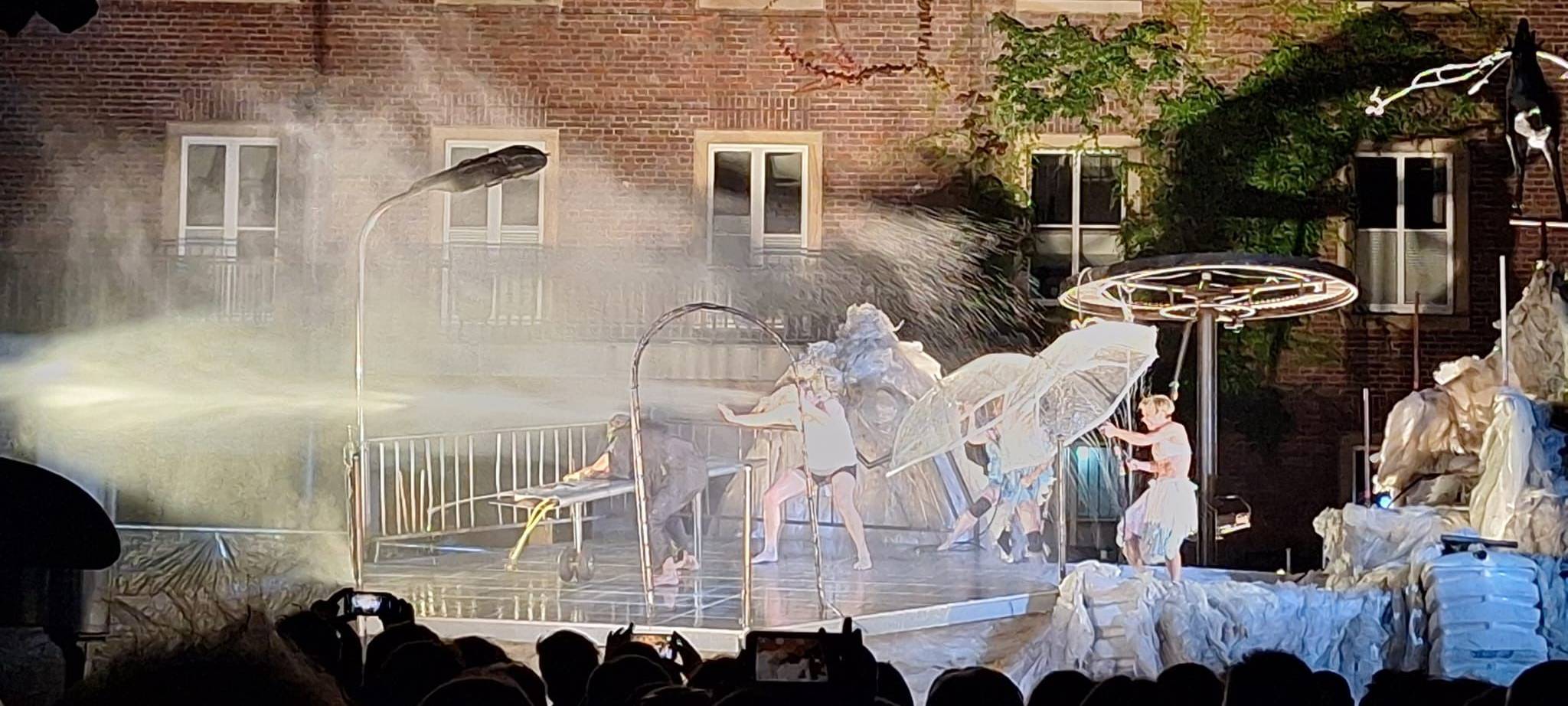 DÜLMEN: Voller Marktplatz bei Straßentheater