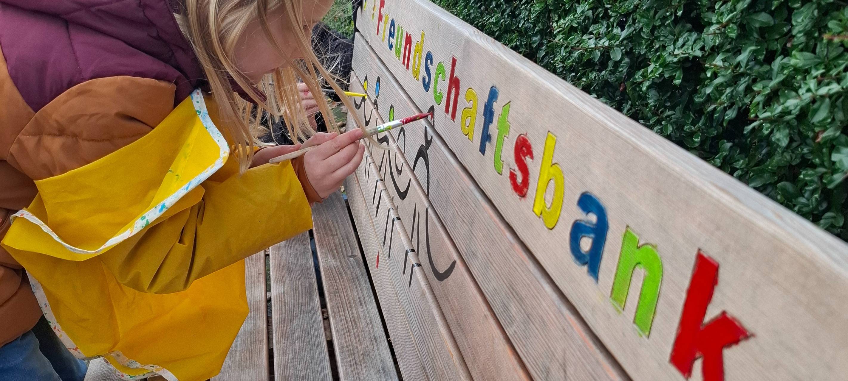 COESFELD: Neue bunte Freundschaftsbänke