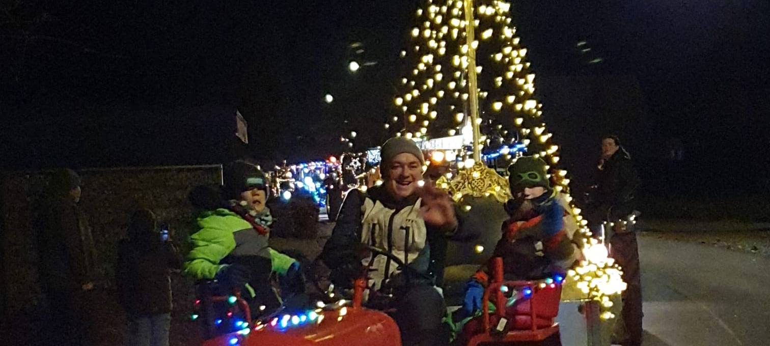 GESCHER: Oldtimer-Trecker-Lichterfahrt