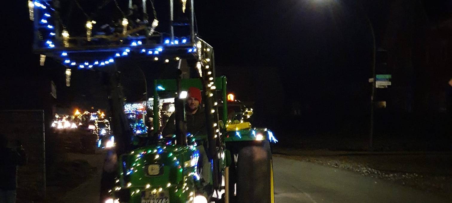 GESCHER: Oldtimer-Trecker-Lichterfahrt