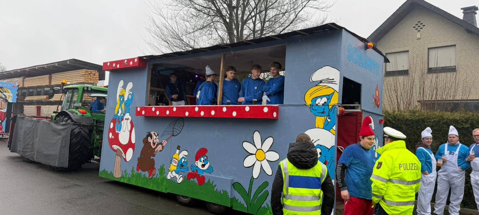 BILLERBECK: Bunter Umzug bei trüben Wetter
