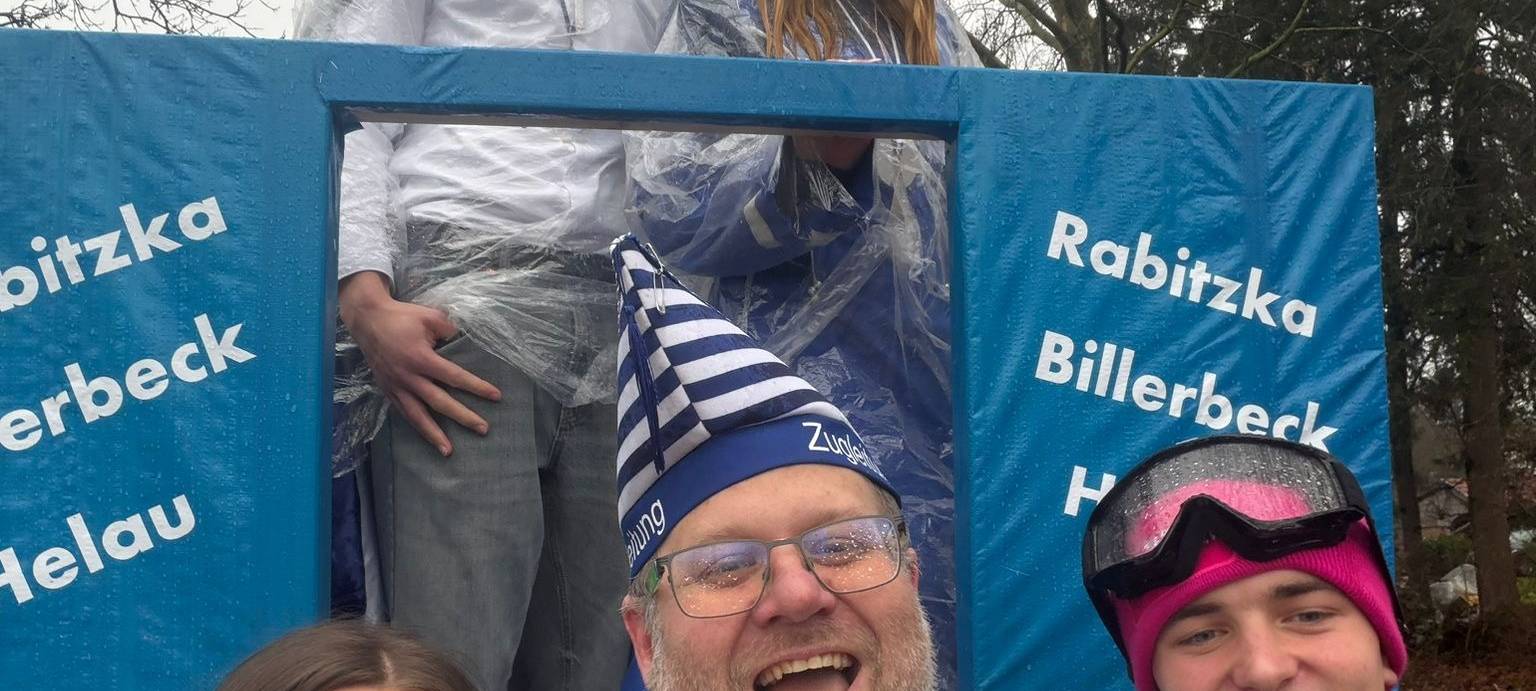 BILLERBECK: Bunter Umzug bei trüben Wetter