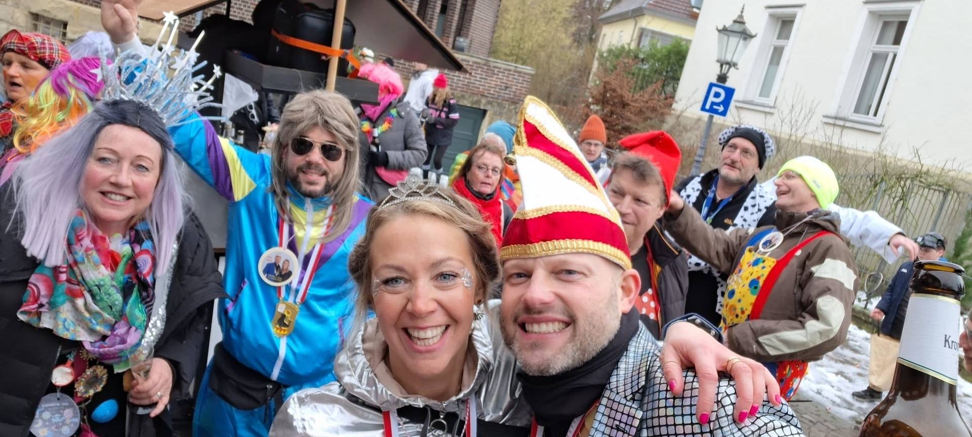 NOTTULN/HOHENHOLTE: Bunte Umzüge