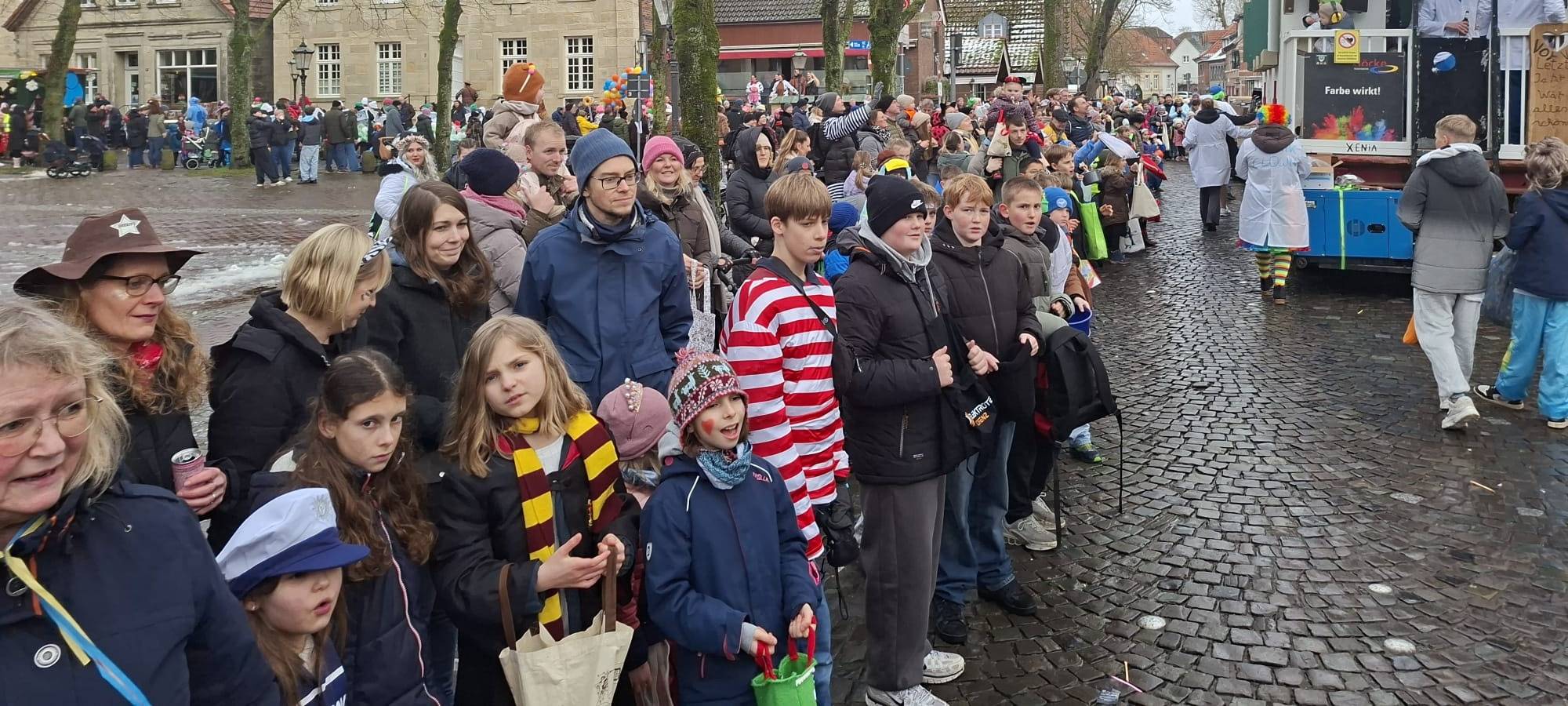 NOTTULN/HOHENHOLTE: Bunte Umzüge