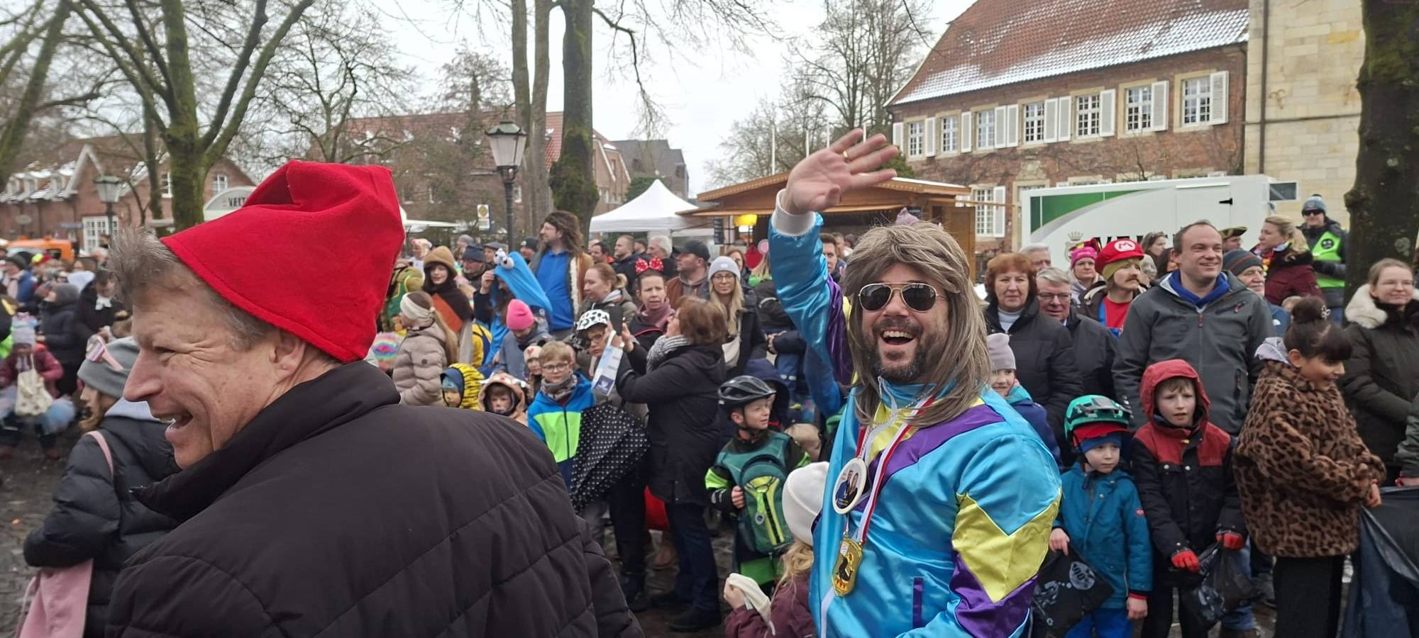 NOTTULN/HOHENHOLTE: Bunte Umzüge