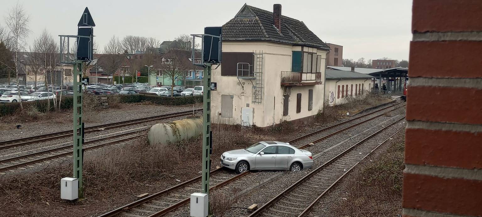 COESFELD: Auto fährt in Gleisbett